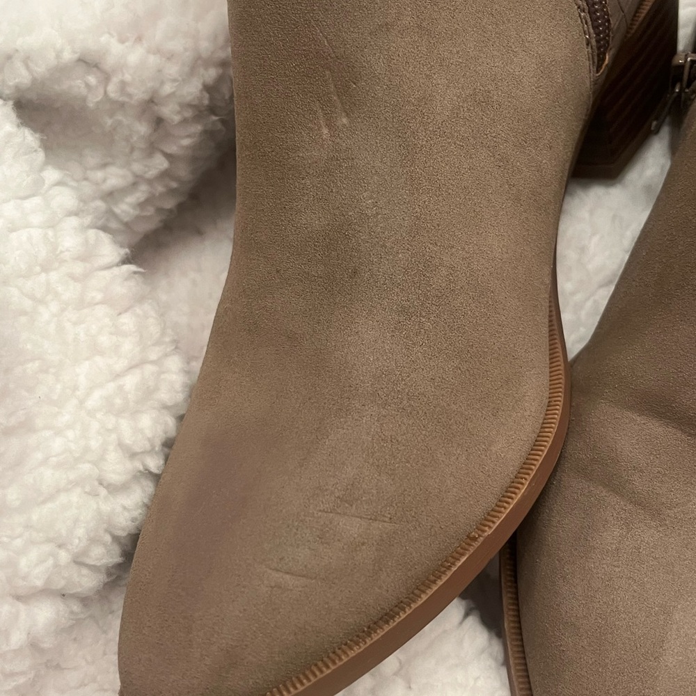 NWOT-Womens Vera Wang Taupe Booties - Picture 8 of 11
